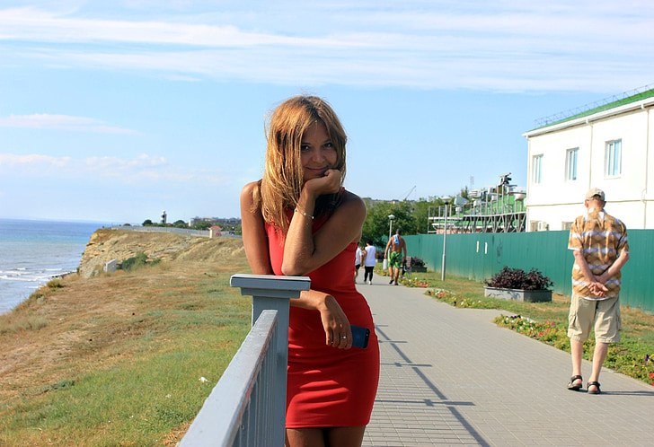 sjøen, visoky bereg, jente, rød kjole