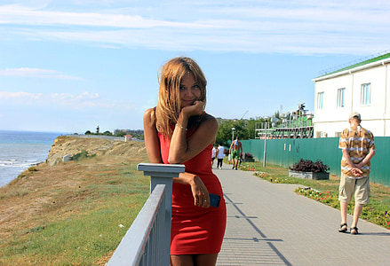 havet, visoky bereg, Pige, rød kjole