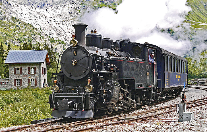 Steam railway furka-bergstrecke, locomotief 4, verlaat de snelweg bij gletsch, stationsgebouw, Rhone gletsjer, rots bed, Furkapas