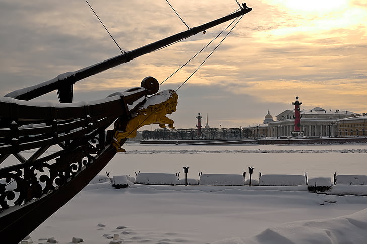 St.Petersburg Russland, Vasilievsky øya, pil, rostral kolonnen, Neva, isen, Vinter