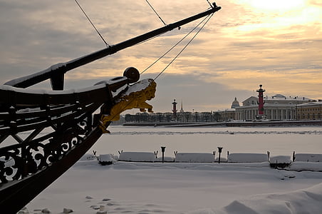San Pietroburgo russia, Isola di Vasilievsky, freccia, colonna rostrale, Neva, ghiaccio, inverno