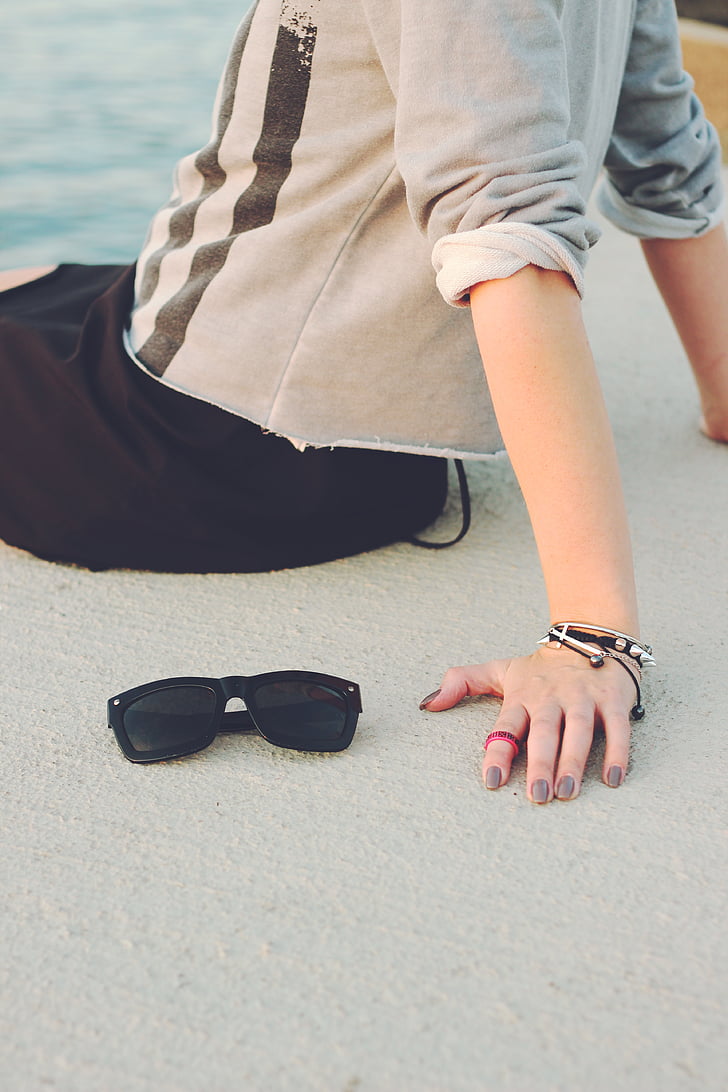 menina, mulher, mão, prego, óculos de sol, joias, praia