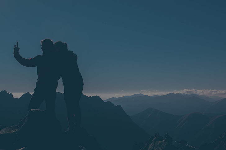 siluets, vīrietis, sieviete, ņemot, foto, augšpusē, kalns