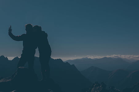 silhouette, homme, femme, en tenant, photo, Retour au début, montagne