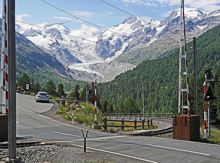 Bernina masszívan, Bernina-hágó, Bernina-vasút, trasse, görbe, szintbeni útátjáró, pass road