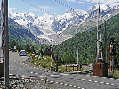 Bernina massivt, Bernina pass, Bernina järnväg, Trasse, kurva, plankorsning, passera väg