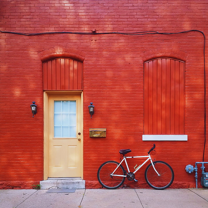 biela, čierna, bicyklov, parkovanie, vedľa, červená, betón