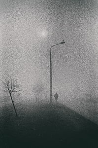 scala di grigi, Foto, uomo, in piedi, vicino a, Via, Lampada