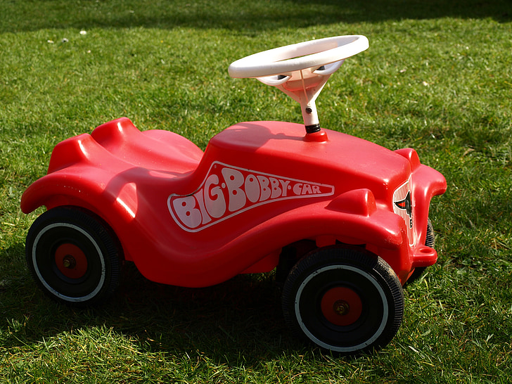 Bobby car, children's fordon, spela utanför, rörelse, leksaker, gräs, gräsklippare