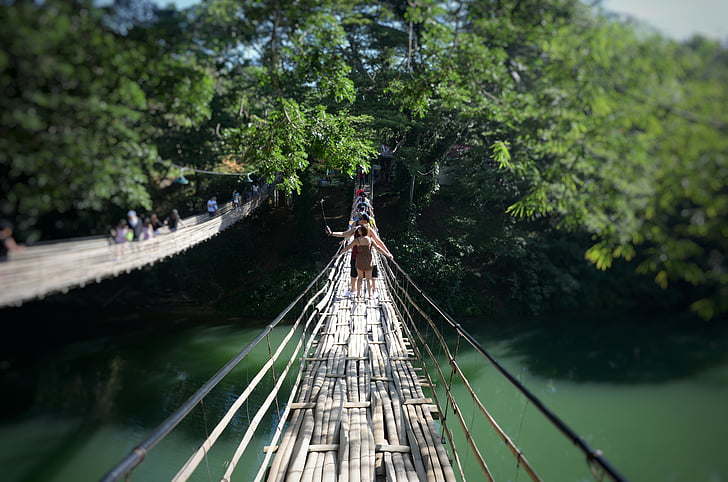Most rieky Loboc, Bambus bridge, Bohol bridge, Okrem drevených nôh, ľudia, Gonzo, fotenie