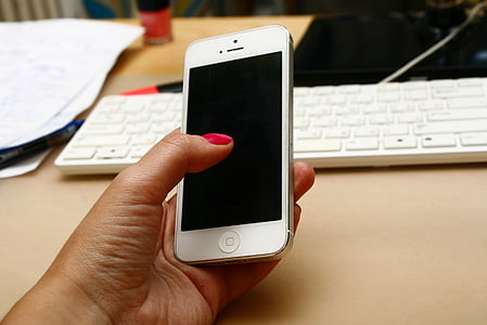 mobil, iPhone, ruka s telefónom, telefón, pri práci