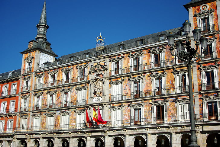 Španielsko, Madrid, Plaza mayor, fasády, erb, znak mesta