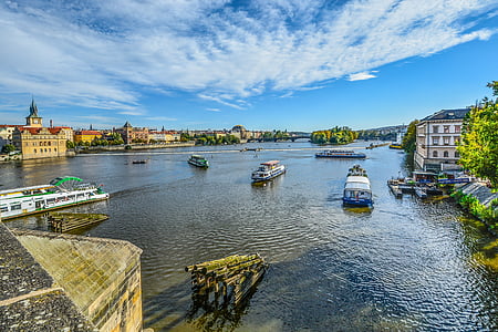 Prag, floden, båtar, natursköna, kyrkan, Vltava, medeltida