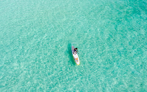 homem, em pé, prancha de surf, oceano, dia, mar, água