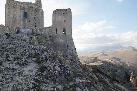 Рокка-Калашіо, Замок, стіни, Абруццо