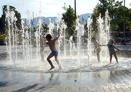 дети играют, фонтан воды, Цюрих, Цюрихское озеро, Бельвю, движение, воды