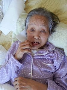 Dong-suk, anya, ajak vágott gép, idősebb felnőtt, felnőtt, kaukázusi etnikai, beltéri