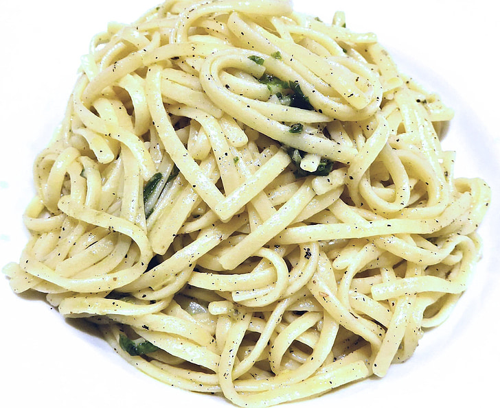 Linguini Nudeln, frischem Basilikum, Parmesan, Olivenöl, Essen