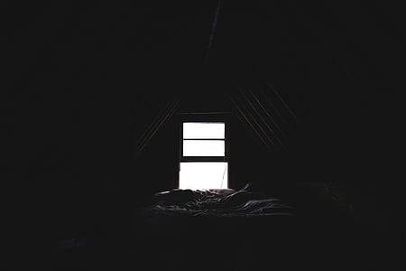 palėpėje, namas, fotografija, lova, tamsi šviesa, tamsus, uždarose patalpose