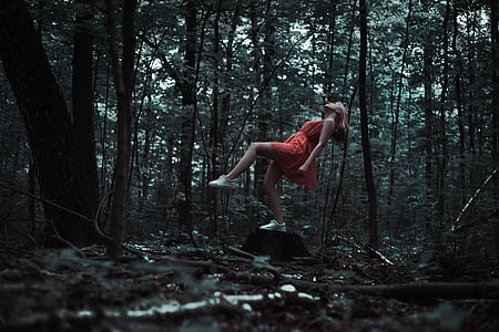 μετεωρισμού, Κορίτσι, κόκκινο φόρεμα, δάσος, μαγεία, σε εξωτερικούς χώρους, γιόγκα