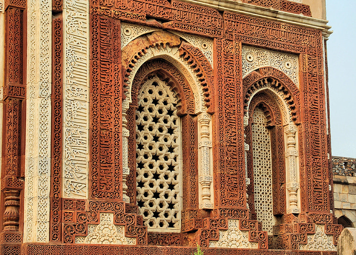 Delhi, moskee, grote mughal, gevels, sculpturen, zandsteen, Qutb minar