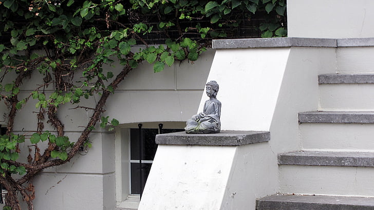 Bouddha, méditation, statue de jardin, rang de raisins, position du Lotus, introspection, reste