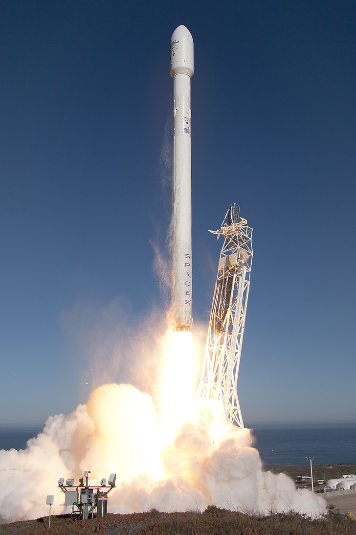 momencie wyniesienia, Start rakiety, SpaceX, uruchomienie, płomienie, napędu, miejsca