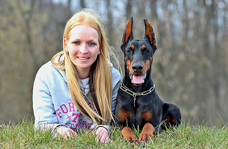 câine şi o femeie, în mod natural, Doberman, câine, animale, specii, portret