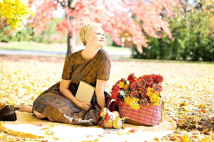 nő, ül, fű, virágok, viselése, barna, ruha