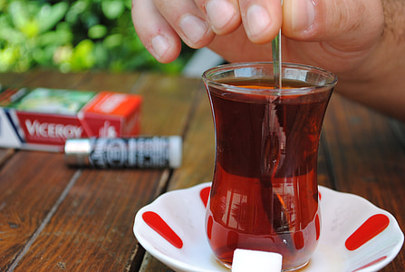 thee, Turks, drankje, voedsel, menselijke hand, rood