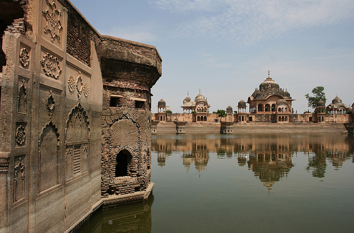 Vrindavan city, ruinerna, reflektion, sjön, Indien