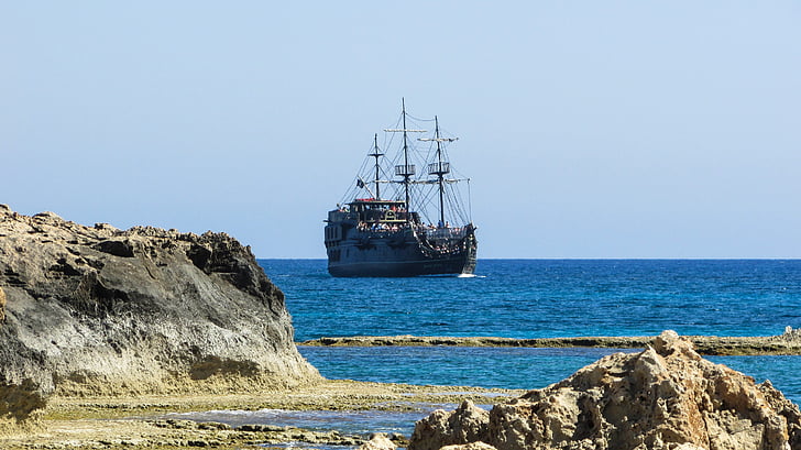 Ciprus, Ayia napa, sziklás part, tengerjáró hajó, kalóz hajó, turizmus, szabadidő