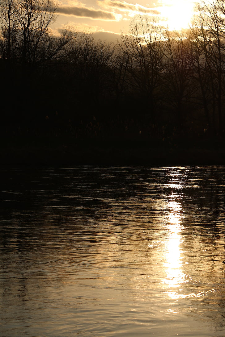 večerné slnko, západ slnka, rieka, lúč svetla