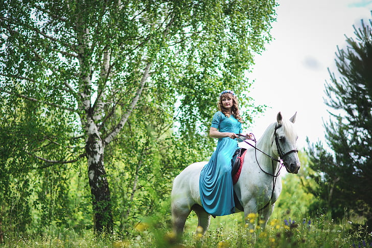 flicka med en häst, häst, Vita hästen, fotosession med en häst, Utomhus, levande natur, Ridning