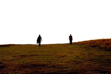 silueta, dos, hombre, caminando, hierba, campo, claro