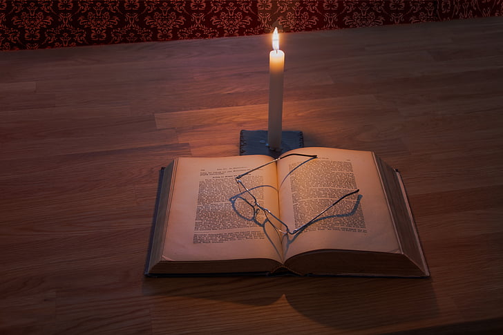 Biblia, kniha, sviečka, svetlo sviečok, tmavé, vzdelávanie, okuliare