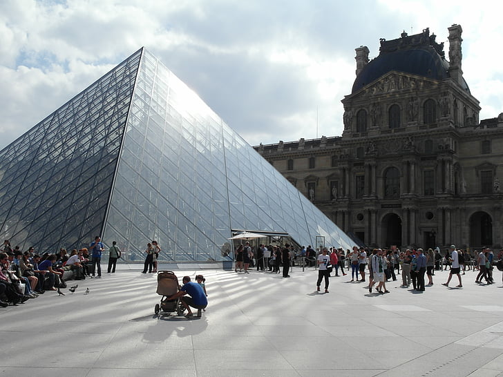 Paryż, Luwr, Piramida w luwrze, turyści, Paris, Musée du Louvre, pyramide du Louvre