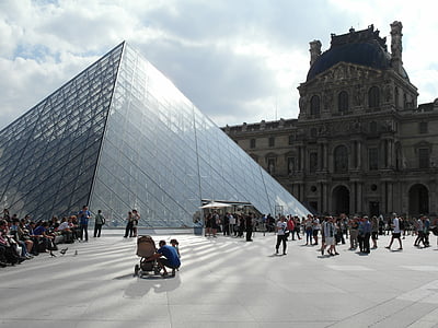 Paryż, luwr, Piramida w luwrze, turyści, Parijs, Louvre, Piramide van het Louvre