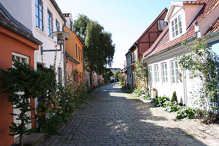 Århus, idüll, munakivisillutisega tänaval, väike tänav, jalgtee, suvel, päikesepaistelisel päeval