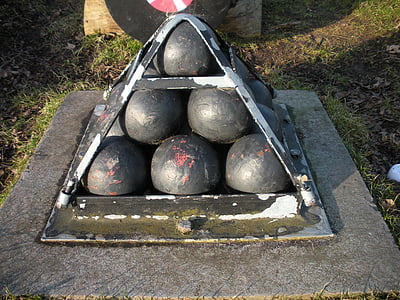 bolas de canhão, velho, aparafusada, pirâmide de ferro, ferro, cimento, preto