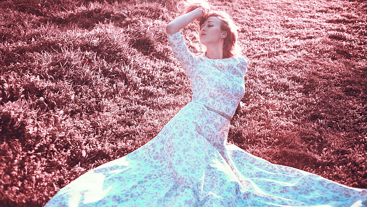 κορίτσι στον κήπο, σε ένα μακρύ φόρεμα, λευκό φόρεμα, φωτογράφιση, Γυναικεία χέρια, στυλ, μοντέλο