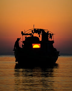 solnedgang, båten, mann, lys, himmelen, gull, stranden