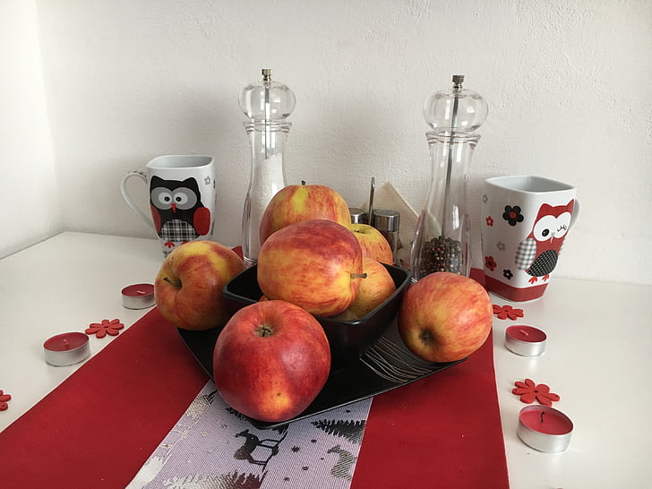 Äpfel, gedeckter Tisch, Frühstück