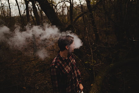 Person, tragen, lange, Hülse, Shirt, Rauchen, Wald