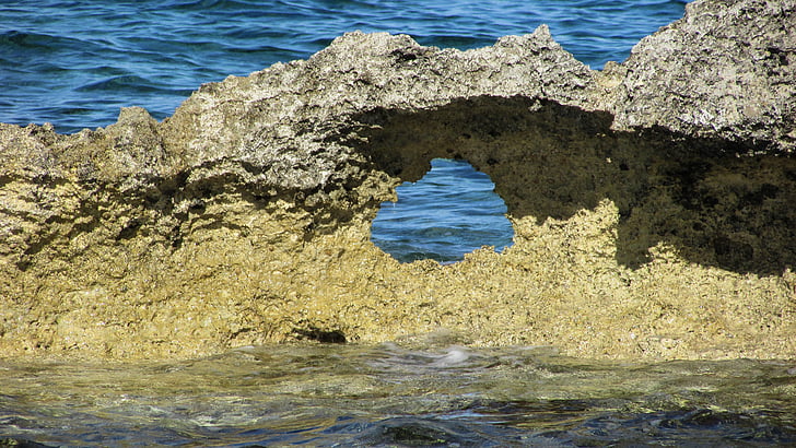 Κύπρος, Πρωταράς, ροκ, στη θάλασσα, βραχώδη ακτή