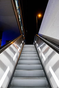 Monachium, schody ruchome, metra