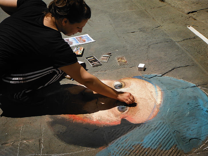 pittura sul terreno, gesso, donna, artista, arte di strada
