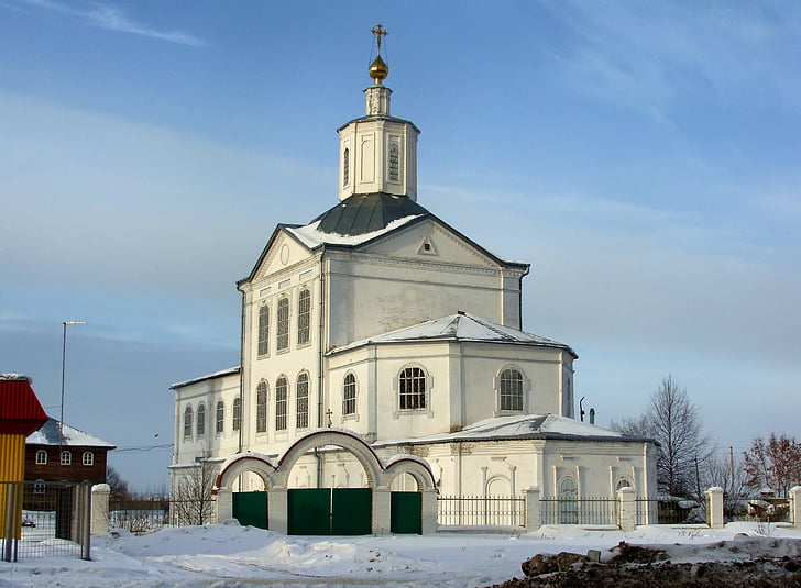Rusland, kerk, het platform, sneeuw, winter, hemel, wolken