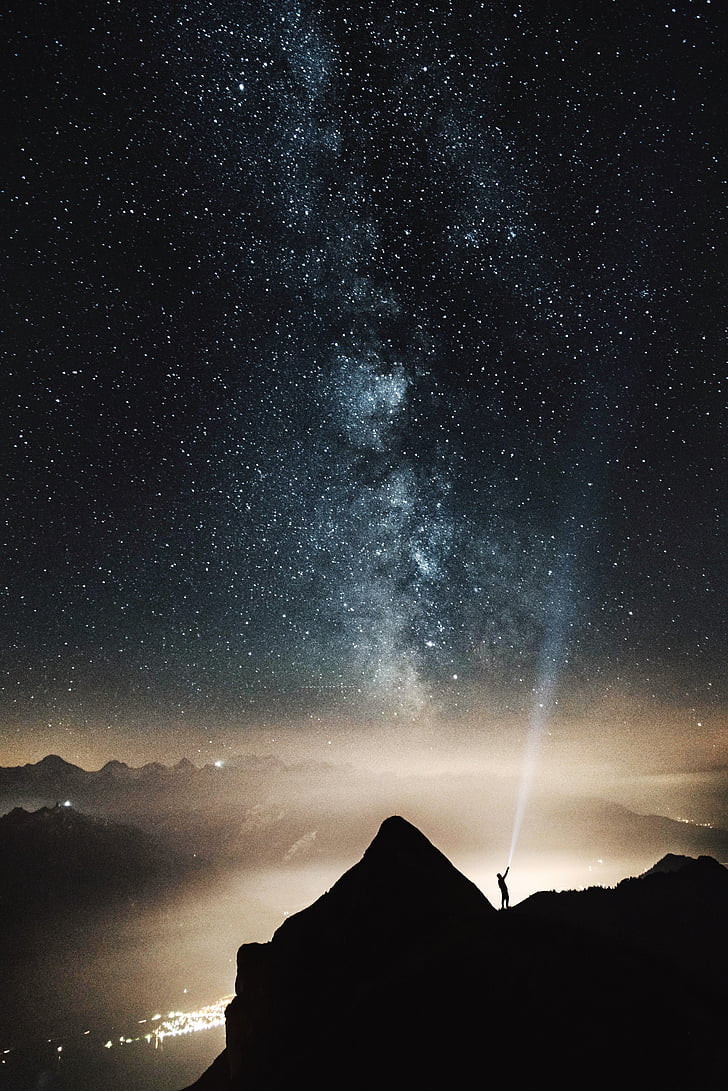 silhouette, homme, lampe de poche, observation des étoiles, nuit, montagne, valey