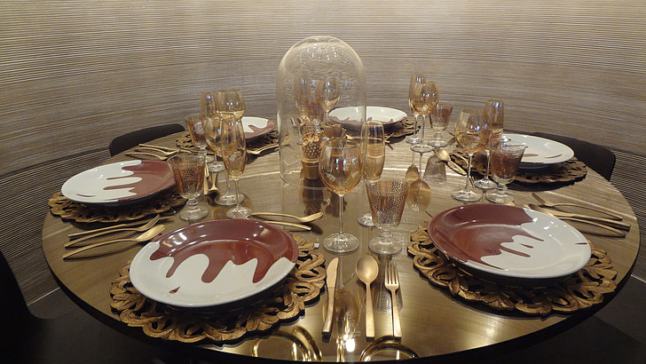 mizo urejeno, jedilna miza, jedilni pribor, sklede, dekoracija, večerja, jedi